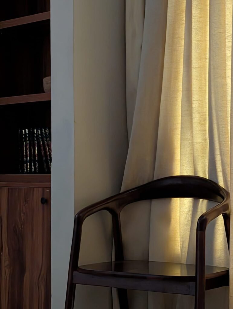 DYKU curved-back solid oak chair